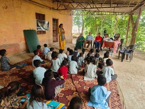 राजकीय विद्यालय भौमपाड़ा में मैदान में बैठकर पढ़ाई करते विद्यार्थी।