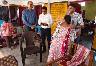 स्कूल में फर्श पर लेटा छात्र-स्रोत सोशल मीडिया स्कूल में फर्श पर लेटा छात्र-स्रोत सोशल मीडिया