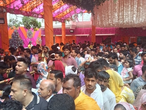 श्रावण अष्टमी मेले के पहले दिन श्री नयना देवी जी में दर्शनों के लिए कतारों में खड़े श्रद्धालु। 