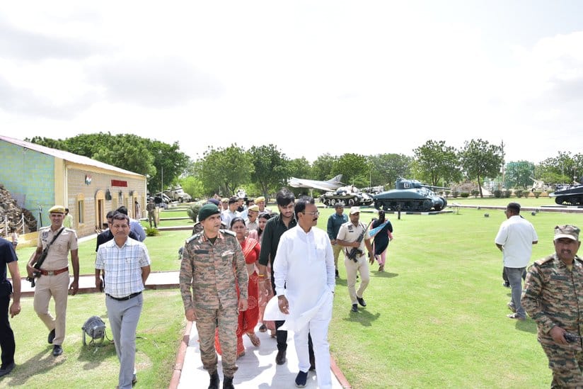 उपमुख्यमंत्री बैरवा ने तनोट माता के किए दर्शन, जवानों से की मुलाकात