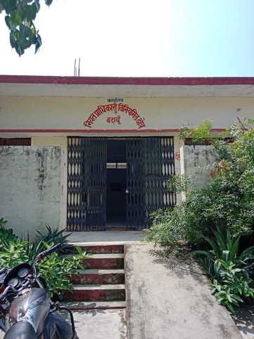 विनमित क्षेत्र के अवर अभियंता का बंद कार्यालय। संवाद