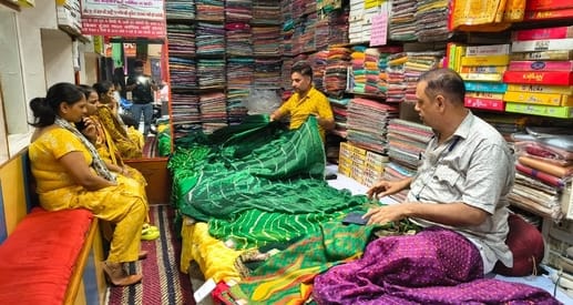 बिजनौर में हरियाली तीज के लिए चुडियां खरीदती महिलाएं व युवतियां। संवाद बिजनौर में हरियाली तीज के लिए चुडियां खरीदती महिलाएं व युवतियां। संवाद
