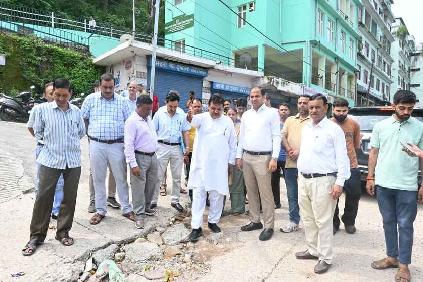 बिलासपुर शहर में सब्जी मंडी और मीट मार्केट के औचक निरीक्षण के दौरान जन प्रतिनिधियों से समस्याओं बिलासपुर शहर में सब्जी मंडी और मीट मार्केट के औचक निरीक्षण के दौरान जन प्रतिनिधियों से समस्याओं