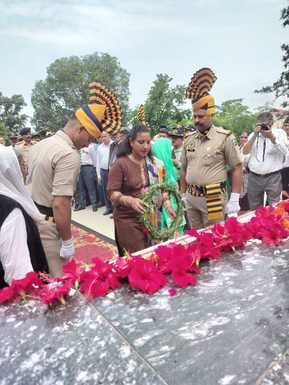 बिलासपुर शहीद स्मारक पर शहीदों को श्रद्धांजलि अर्पित करते हुए वीर नारी मीरा देवी। संवाद बिलासपुर शहीद स्मारक पर शहीदों को श्रद्धांजलि अर्पित करते हुए वीर नारी मीरा देवी। संवाद