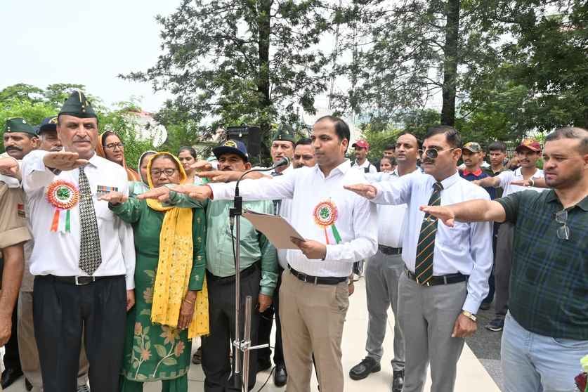 बिलासपुर शहीद स्मारक पर शहीदों को श्रद्धांजलि अर्पित करते हुए वीर नारी मीरा देवी। संवाद बिलासपुर शहीद स्मारक पर शहीदों को श्रद्धांजलि अर्पित करते हुए वीर नारी मीरा देवी। संवाद