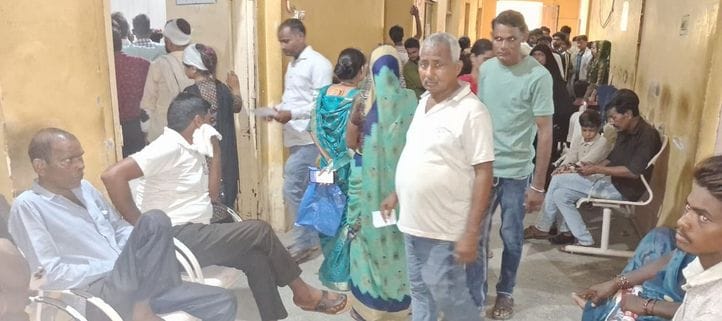 एक्सरे  कराने के इंताजार में बैठे मरीज। संवाद