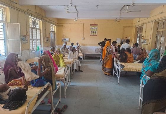 एक्सरे  कराने के इंताजार में बैठे मरीज। संवाद