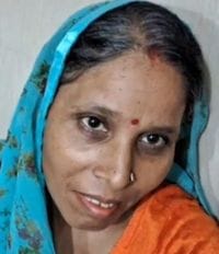 एक्सरे  कराने के इंताजार में बैठे मरीज। संवाद