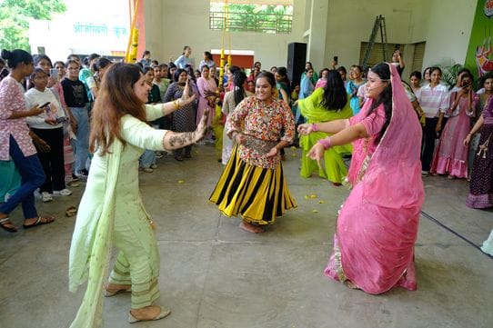 फोटो 02- सोनीपत के बाल भवन में आयोजित हरियाली तीज महोत्सव में झूला झूलती महिलाएं। स्रोत : सूचना फोटो 02- सोनीपत के बाल भवन में आयोजित हरियाली तीज महोत्सव में झूला झूलती महिलाएं। स्रोत : सूचना