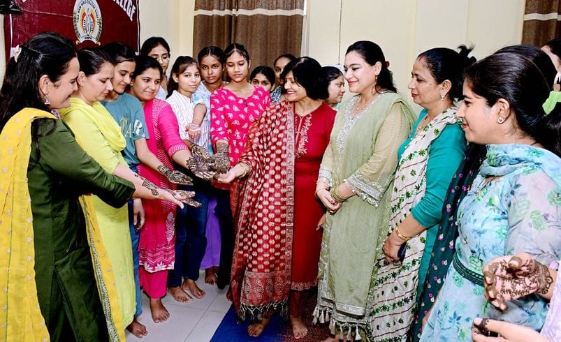 फोटो 02- सोनीपत के बाल भवन में आयोजित हरियाली तीज महोत्सव में झूला झूलती महिलाएं। स्रोत : सूचना फोटो 02- सोनीपत के बाल भवन में आयोजित हरियाली तीज महोत्सव में झूला झूलती महिलाएं। स्रोत : सूचना