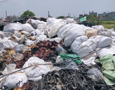 -फोटो 53 : छोटूराम नगर में पंचायती भूमि पर पड़ा पीवीसी कबाड़। स्रोत विभाग