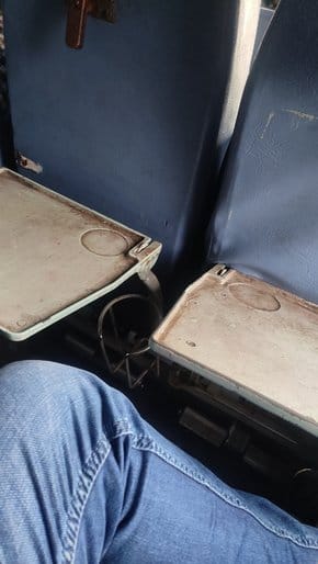 गोमती की कुर्सियां टूटी, एसी एक्सप्रेस में दिए गए गंदे बेडरोल गोमती की कुर्सियां टूटी, एसी एक्सप्रेस में दिए गए गंदे बेडरोल