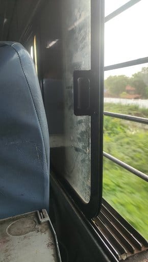 गोमती की कुर्सियां टूटी, एसी एक्सप्रेस में दिए गए गंदे बेडरोल गोमती की कुर्सियां टूटी, एसी एक्सप्रेस में दिए गए गंदे बेडरोल