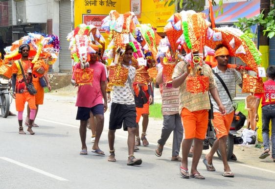कछला से कांवड़ सजाकर हाईवे से गुजरते बरेली के कांवड़िये। संवाद