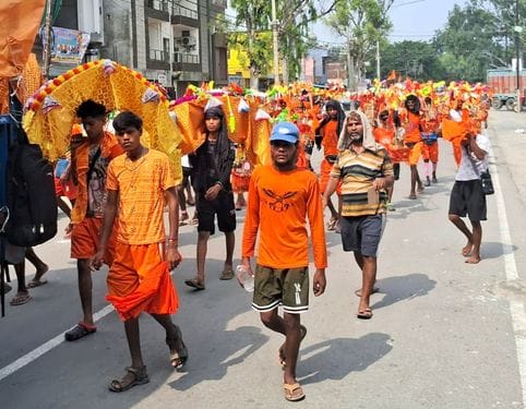कछला से कांवड़ सजाकर हाईवे से गुजरते बरेली के कांवड़िये। संवाद