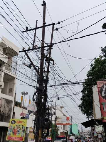 लाल इमली चौराहा पर पेट्रोल पंप के पास तार टूटने का रहता है डर। संवाद