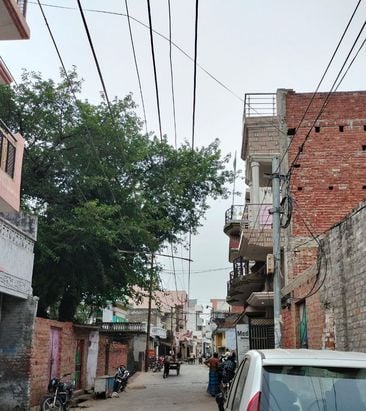 लाल इमली चौराहा पर पेट्रोल पंप के पास तार टूटने का रहता है डर। संवाद