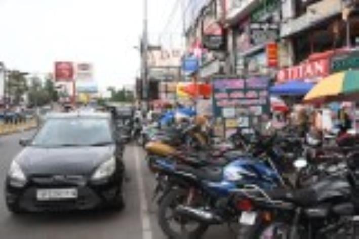 नो पार्किंग जोन में खड़ी गाड़िया।