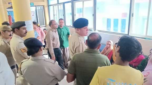 निजी अस्पताल में प्रसूता महिला की मौत के बाद विरोध करते परिजन। स्रोत: जागरूक पाठक