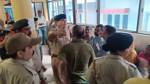 निजी अस्पताल में प्रसूता महिला की मौत के बाद विरोध करते परिजन। स्रोत: जागरूक पाठक