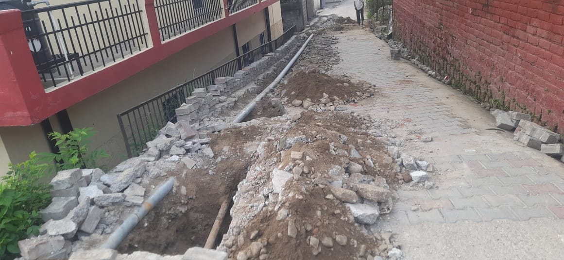 प्रताप नगर में पाइप लाइन डालने के लिए खोदी गई सड़क। संवाद प्रताप नगर में पाइप लाइन डालने के लिए खोदी गई सड़क। संवाद