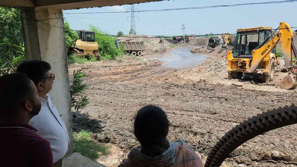 पटवी प्लांट के निरीक्षण के दौरान रिकॉर्ड को चेक करते हुए मेयर सैलजा सचदेवा व मनोनीत पार्षद संदी पटवी प्लांट के निरीक्षण के दौरान रिकॉर्ड को चेक करते हुए मेयर सैलजा सचदेवा व मनोनीत पार्षद संदी