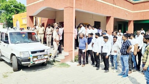 पुवायां तहसील में एसडीएम, तहसीलदार का पुतला दहन करते वकील। संवाद पुवायां तहसील में एसडीएम, तहसीलदार का पुतला दहन करते वकील। संवाद