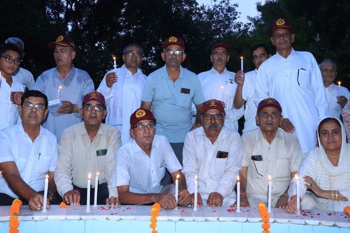 रोहतक में कारगिल विजय दिवस की पूर्व संध्या पर मानसरोवर पार्क स्थित युद्ध स्मारक पर अपनी दादी के रोहतक में कारगिल विजय दिवस की पूर्व संध्या पर मानसरोवर पार्क स्थित युद्ध स्मारक पर अपनी दादी के