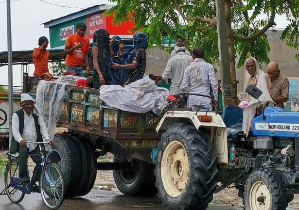 समदा चौराहे के पास मालवाहक वाहन में कुछ इस तरह से सफर करते मुसाफिर।  संवाद
