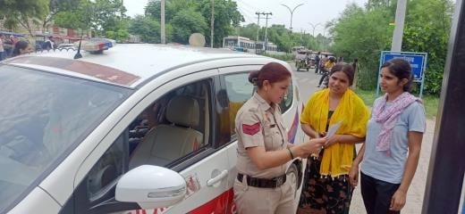 सिरसा में डबवाली रोड पर परीक्षा केंद्र के बाहर गेट पर सुरक्षा के तौर पर तैनात पुलिस कर्मी। सिरसा में डबवाली रोड पर परीक्षा केंद्र के बाहर गेट पर सुरक्षा के तौर पर तैनात पुलिस कर्मी।