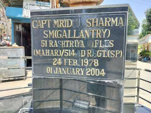शहीद कैप्टन मृदुल शर्मा स्मारक चौक पर लगी मूर्ति का उखड़ा पेंट। संवाद शहीद कैप्टन मृदुल शर्मा स्मारक चौक पर लगी मूर्ति का उखड़ा पेंट। संवाद