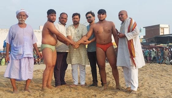 दंगल में जोरआजमाइश करते पहलवान। संवाद दंगल में जोरआजमाइश करते पहलवान। संवाद
