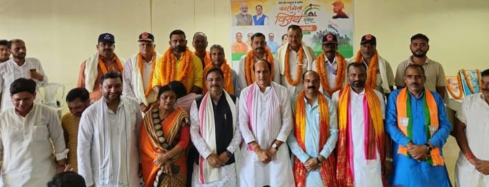 अमर बलिदानी रमेश चंद्र के गांव काबिलपुर में श्रद्धांजलि देने पहुंचे पूर्व सैनिक। स्रोत: विभाग