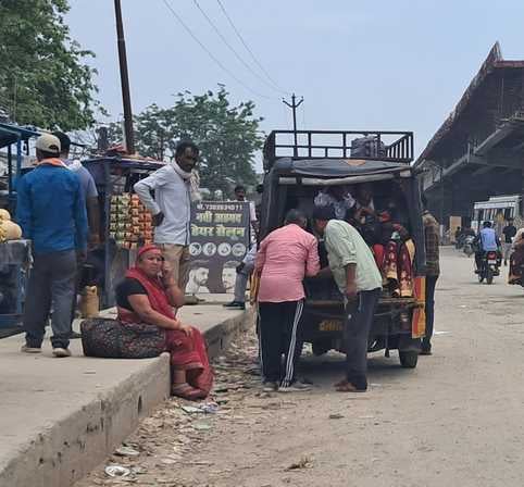 असम चौराहा से बीसलपुर जाने वाले मार्ग पर खड़े डग्गामार वाहन। संवाद असम चौराहा से बीसलपुर जाने वाले मार्ग पर खड़े डग्गामार वाहन। संवाद