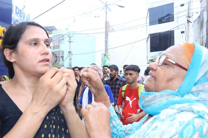 बाबा मस्तनाथ पब्लिक स्कूल में परीक्षा केंद्र में जाने से पूर्व अपने हाथ के कडे़ को निकालती महिल बाबा मस्तनाथ पब्लिक स्कूल में परीक्षा केंद्र में जाने से पूर्व अपने हाथ के कडे़ को निकालती महिल