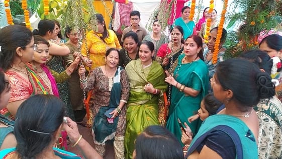 बिजनौर में हरियाली तीज पर आनंद विहार कालोनी में झूला झूलती महिलाएं। संवाद बिजनौर में हरियाली तीज पर आनंद विहार कालोनी में झूला झूलती महिलाएं। संवाद