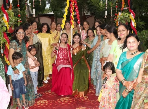 बिजनौर में हरियाली तीज पर आनंद विहार कालोनी में झूला झूलती महिलाएं। संवाद बिजनौर में हरियाली तीज पर आनंद विहार कालोनी में झूला झूलती महिलाएं। संवाद