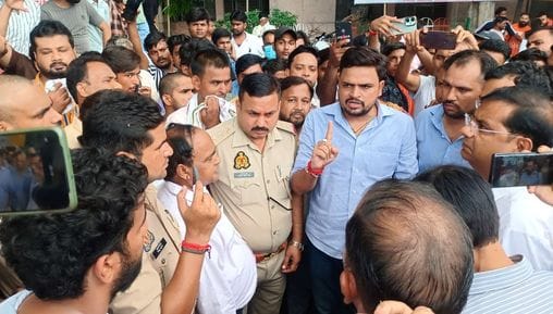 डाक्टर पर मारपीट का आरोप लगाते हुए राजकीय मेडिकल कॉलेज के बाहर धरने पर बैठे व्यापारी व उनके समर डाक्टर पर मारपीट का आरोप लगाते हुए राजकीय मेडिकल कॉलेज के बाहर धरने पर बैठे व्यापारी व उनके समर