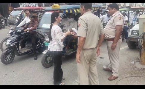 फोटो 12: सोनीपत के ककरोई रोड पर सीईटी अभ्यर्थी को परीक्षा केंद्र में पहुंचाने के लिए ई-रिक्शा म