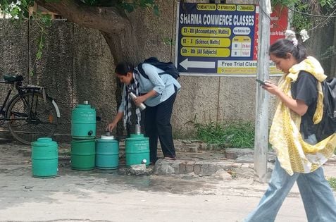 फोटो 26: सोनीपत बस अड्डे पर गुरुग्राम जाने वाली रोडवेज बस में बैठे सीईटी अभ्यथी। संवाद फोटो 26: सोनीपत बस अड्डे पर गुरुग्राम जाने वाली रोडवेज बस में बैठे सीईटी अभ्यथी। संवाद