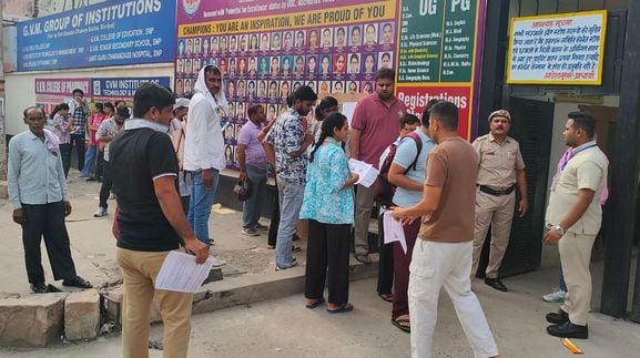 फोटो 27- सोनीपत के मुरथल रोड स्थित जीवीएम कॉलेज के बाहर केंद्र में प्रवेश से पहले नाक से कोका फोटो 27- सोनीपत के मुरथल रोड स्थित जीवीएम कॉलेज के बाहर केंद्र में प्रवेश से पहले नाक से कोका