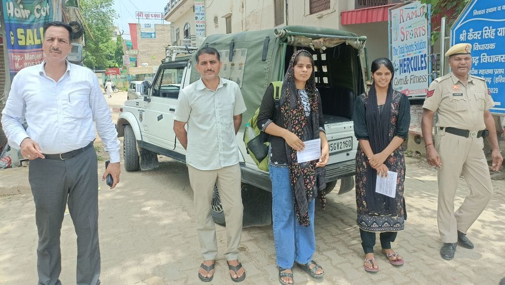 फोटो संख्या:54- सीईटी परीक्षा के दौरान परीक्षा सेंटर पर पहुंचाती पुलिस कर्मचारी--स्रोत- पुलिस फोटो संख्या:54- सीईटी परीक्षा के दौरान परीक्षा सेंटर पर पहुंचाती पुलिस कर्मचारी--स्रोत- पुलिस