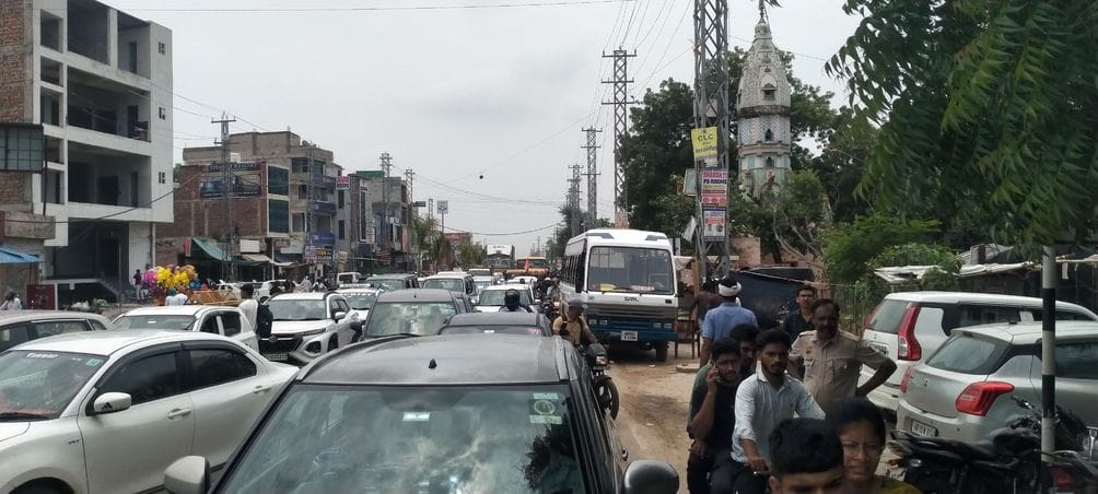 फोटे संख्या:58- सीईटी की परीक्षा में सुबह की शिफ्ट समाप्त होने के बाद राव तुलाराम चौक पर लगा फोटे संख्या:58- सीईटी की परीक्षा में सुबह की शिफ्ट समाप्त होने के बाद राव तुलाराम चौक पर लगा
