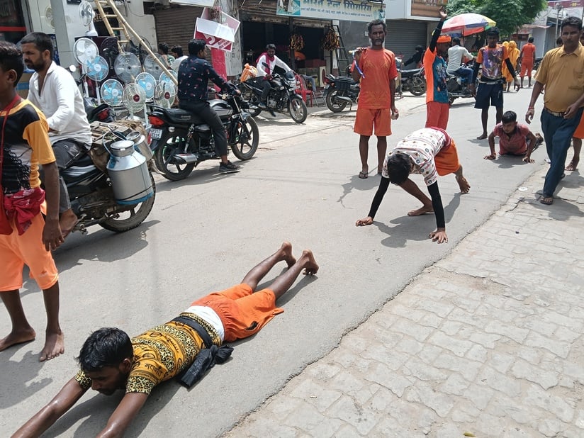 गोला के अशोक चौराहा पर शिव मंदिर के मुख्य मार्ग की बैरिकेटिंग पर रूट डायवर्जन करता पुलिसकर्मी। 
