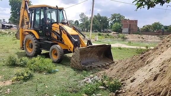 गम्हरिया थाना परिसर में खुदाई के दौरान मिट्टी के अंदर से मिली शराब की बोतलें