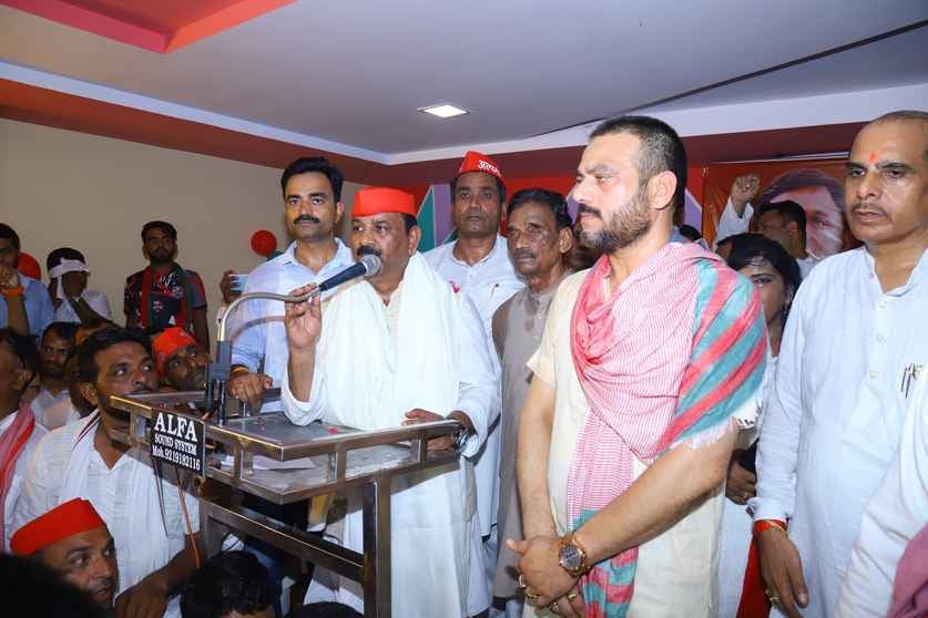 होटल में प्रदेश अध्यक्ष के साथ मौजूद पूर्व मंत्री, विधायक व अन्य। स्रोत सपा होटल में प्रदेश अध्यक्ष के साथ मौजूद पूर्व मंत्री, विधायक व अन्य। स्रोत सपा