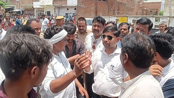 हथौड़ा गांव में सरकारी जमीन पर अवैध निर्माण को गिराते हुए जेसीबी। संवाद