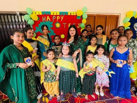 जलालाबाद के पूर्व माध्यमिक विद्यालय मालूपुर में मेहंदी का प्रदर्शन करतीं बालिकाएं। स्रोत: विद्य जलालाबाद के पूर्व माध्यमिक विद्यालय मालूपुर में मेहंदी का प्रदर्शन करतीं बालिकाएं। स्रोत: विद्य