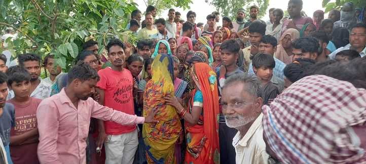ज्ञानपुर गांव में घटना स्थल के पास तालाब किनारे वन कर्मियों ने तेंदुआ पकड़ने को लगाया पिंजरा-सं