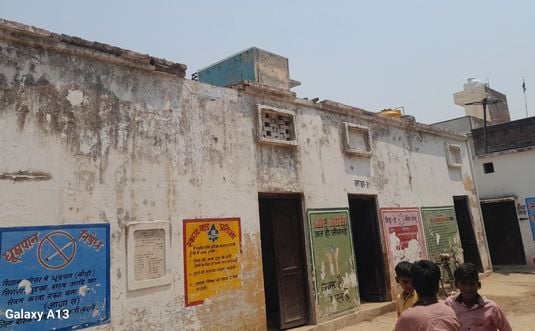 कुंवरगांव का कन्या उच्च प्राथमिक स्कूल की छत पर उगी घास। संवाद